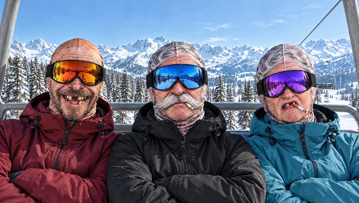 Drei Personen mit den Skimasken «Onkel Sepp», «Opa Ruedi» und «Grosi Trudi» sitzen mit verschränkten Armen im Sessellift
