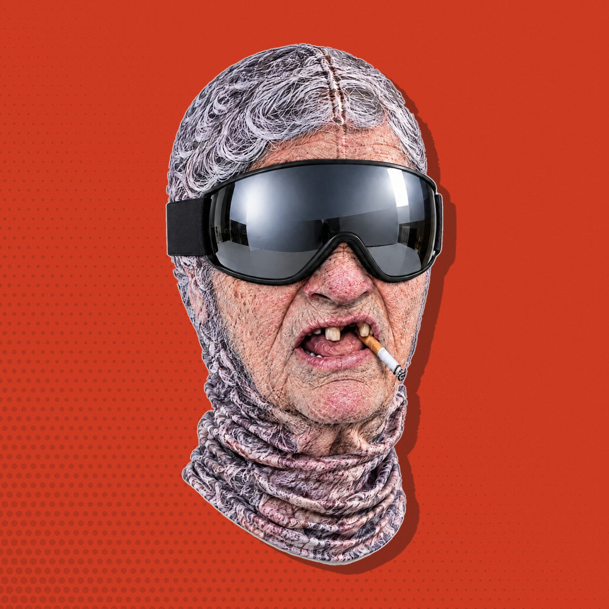 Skimaske «Grosi Trudi» als Plakatmotiv vor plakatrotem Grund mit Rasterpunkten: graue Dauerwelle, tiefe Falten, zwei verbliebene Zähne, aufgedruckte Zigarette, faltiger Hals, schwarze Skibrille